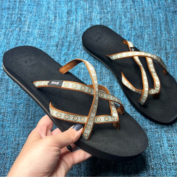 Teva Shoes - Teva Olowahu Flip Flop Sandals in Brown Green Pattern